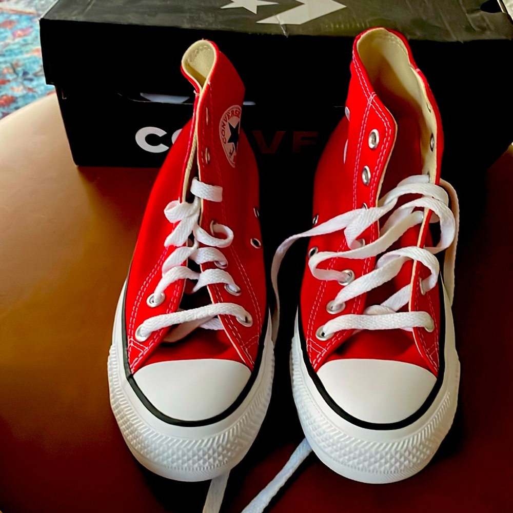 Red high top, converse women’s size 6 men’s size 4 brand new with box